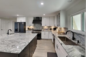 Refrigerador, microondas, horno, placa de cocina