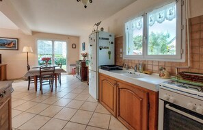Réfrigérateur, micro-ondes, plaque de cuisson, cafetière/bouilloire