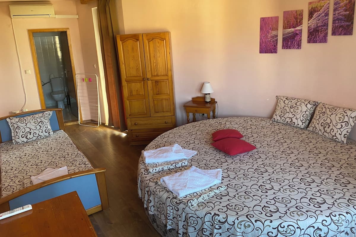 1 bedroom, desk, laptop workspace, free WiFi