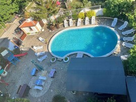 Una piscina al aire libre de temporada