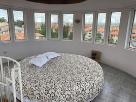 Habitación panorámica | Escritorio, espacio para trabajar con un portátil, wifi gratis