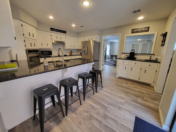 Kjøleskap, mikrobølgeovn, ovn og kokeplater