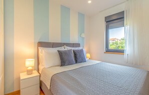 3 bedrooms, iron/ironing board, travel crib, free WiFi - Amazing home in Sukosan (Sukosan)