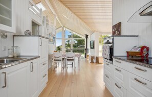 Réfrigérateur, lave-vaisselle, cafetière-théière