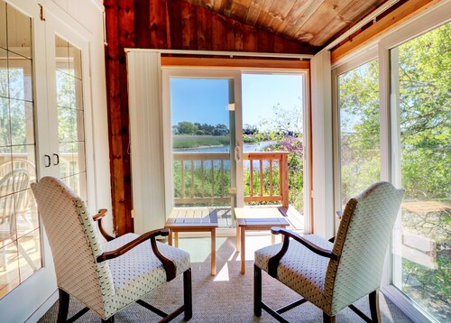 HyannisPort Cottage with Ocean Views and Short Walk to 3 nice Ocean Beaches!