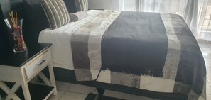 5 bedrooms, iron/ironing board, WiFi, bed sheets