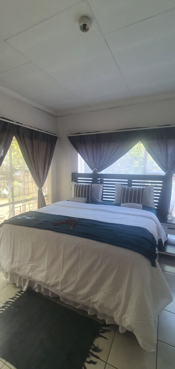 5 bedrooms, iron/ironing board, WiFi, bed sheets