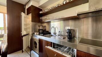 Una cocina moderna con electrodomésticos de acero inoxidable, horno empotrado y lavavajillas.