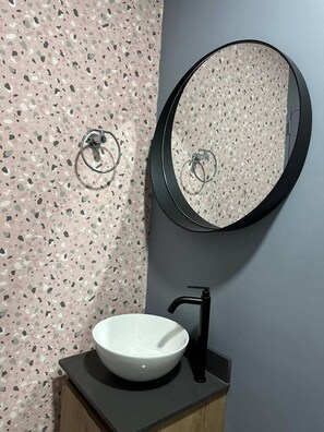 Apartemen Comfort | Kamar mandi | Shower, lantai berpemanas, handuk, dan sabun