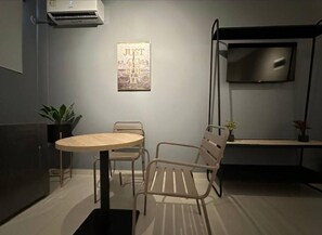 คอมฟอร์ทอพาร์ทเมนท์ | ห้  องนั่งเล่น | สมาร์ททีวี 40 นิ้ว พร้อมช่องดิจิตอล, ทีวี, Netflix
