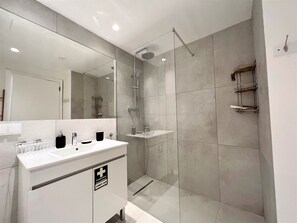 Bathroom - Albufeira Twins 2 With Pool by Homing (Albufeira)