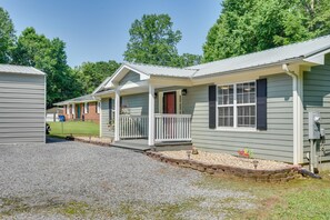 A row of single-story cabins with white railings and a gravel driveway. - Guntersville Lake House: Boat Ramp Access! (Scottsboro)