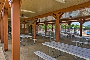 Outdoor dining - Branson West Vacation Rental w/ Resort Amenities! (Branson West)