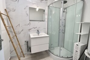 Douche, serviettes fournies