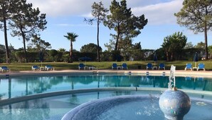 A swimming pool with a mosaic water feature and lounge chairs around it. - Quinta DO Lago Victory Village With Pool (Loulé)