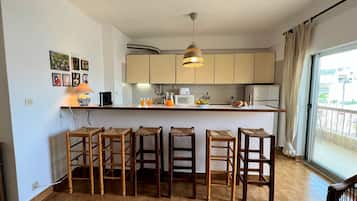 Apartamento, 1 habitación, terraza | Cocina privada | Microondas, horno, cafetera o tetera y hervidor eléctrico