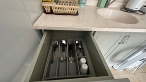 Classic-Apartment, 1 Schlafzimmer, Bergblick | Eigene Küche | Großer Kühlschrank, Herdplatte, Kochgeschirr/Geschirr/Besteck, Gewürze