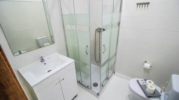 Appartement, 1 slaapkamer, toegang tot zwembad | Badkamer | Een douche, handdoeken