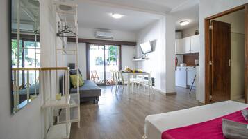 Apartment, 1 Bedroom, Pool Access | 1 bedroom, bed sheets