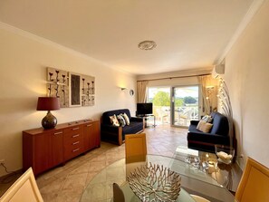 Apartment, 2 Schlafzimmer, Poolzugang | Wohnzimmer