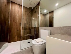 Apartment, 2 Bedrooms, 2 Bathrooms | Bathroom | Shower, towels - Faro Design 6 by Homing (Faro)