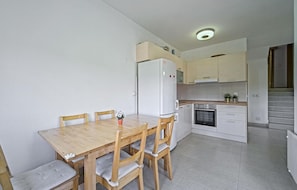 Fridge, oven, dishwasher, cookware/dishes/utensils