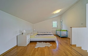3 bedrooms, travel cot, free WiFi, bed sheets