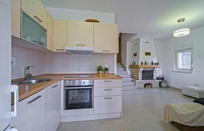 Fridge, oven, dishwasher, cookware/dishes/utensils
