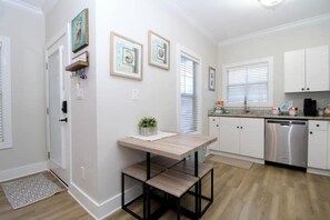 ثلاجة، ميكروويف، موقد طهي مسطح، مستلزمات طهي/أطباق/أوعية