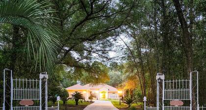 4 Mi to Rainbow Springs: Dunnellon Villa w/ Pool!