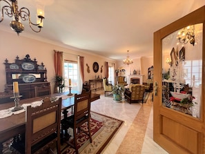 Ein traditionelles Wohnzimmer mit Kamin, Holzmöbeln und Dekoration.