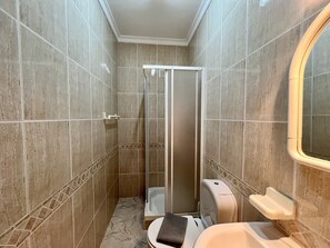 Căn hộ, 3 phòng ngủ, có thể sử dụng hồ bơi | Phòng tắm | Buồng tắm vòi sen, khăn tắm 