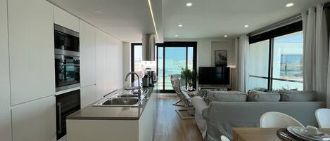 Appartement, 2 chambres, 2 salles de bains | Cuisine privée | Cafetière/bouilloire, micro-ondes, four, lave-vaisselle