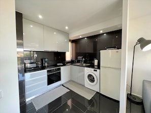 Appartement, 2 chambres, 2 salles de bains | Cuisine privée | Four à micro-ondes, un four, cafetière-théière, bouilloire électrique