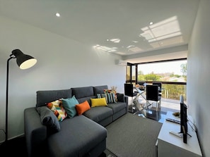 Apartment, 2 Schlafzimmer, 2 Bäder | Wohnzimmer