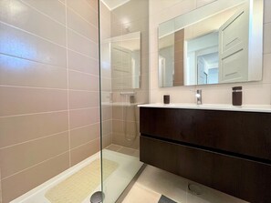 Shower, towels - Albufeira Central 2 by Homing (Albufeira)