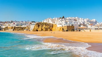 Playa en los alrededores y playa de arena blanca