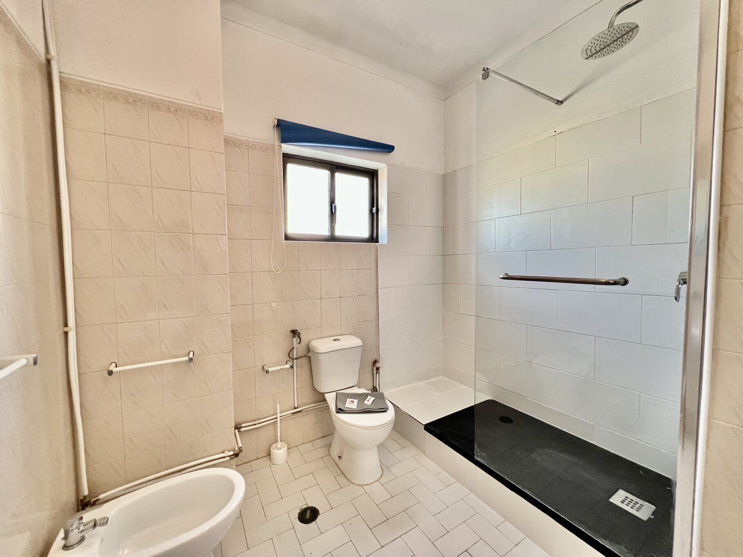 Une salle de bain comprenant des toilettes, un bidet et une douche.