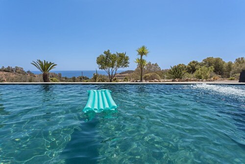 Independent villa with five bedrooms and four bathrooms