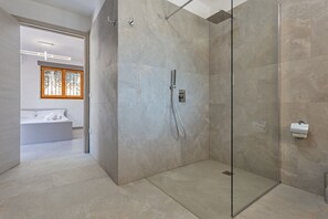 Dusche, Haartrockner, Bidet, Handtücher