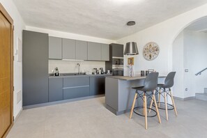 Refrigerador, microondas, horno y lavavajillas