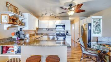 Een koelkast, een magnetron, een kookplaat, een vaatwasser