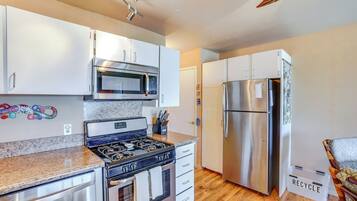 Fridge, microwave, stovetop, dishwasher