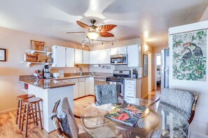 Kjøleskap, mikrobølgeovn, kokeplater og oppvaskmaskin