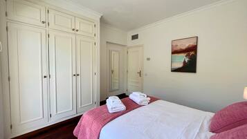 Apartamento, 2 quartos, acesso à piscina | 2 quartos, roupa de cama
