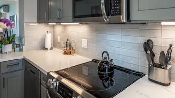 Condo Cao cấp | Bếp riêng | Tủ lạnh, lò vi sóng, lò nướng, bếp nấu