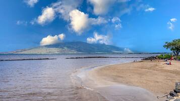 Trên bãi biển, cát trắng