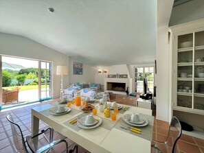 Villa, 4 habitaciones, piscina privada | Servicio de comidas en la habitación