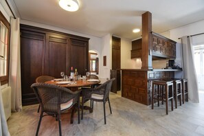 Dining - Retiro III 6 by COSTABLANCARENT (Dénia)