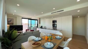 Apartment, 2 Bedrooms, 2 Bathrooms | In-room dining